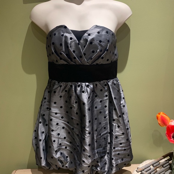 Cute Silver and Black short - Picture 6 of 6